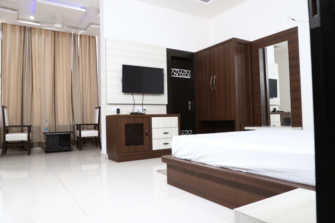 Diwan Hotel And Restaurant Surkhi Екстериор снимка